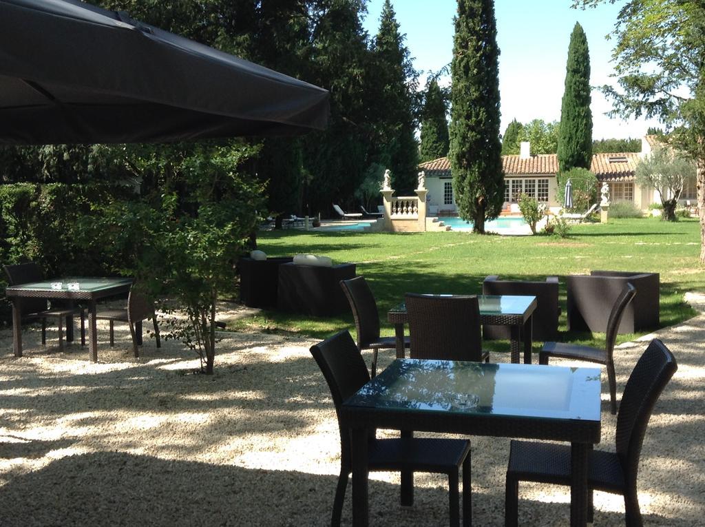 Hostellerie Les Frenes Avignon Exterior foto